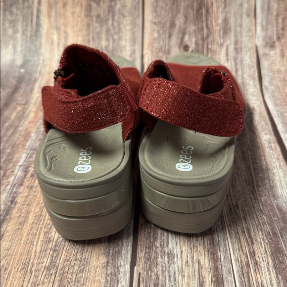 Bzees Barely Worn Women’s Red Heeled Sandals Size 6M Item #PHK6968 - Picture 3 of 5